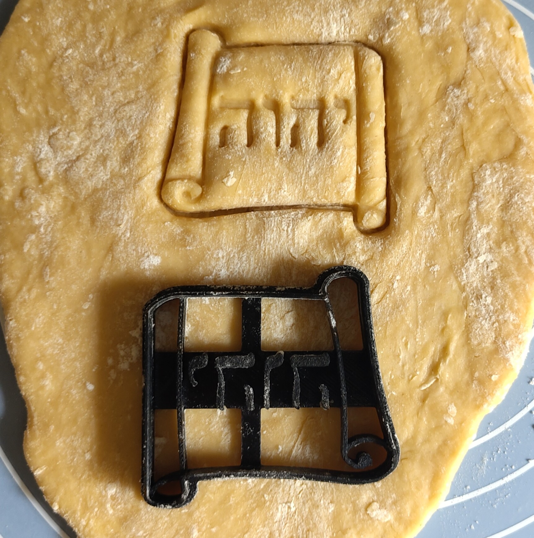 Plätzchenform einer Schriftrolle.