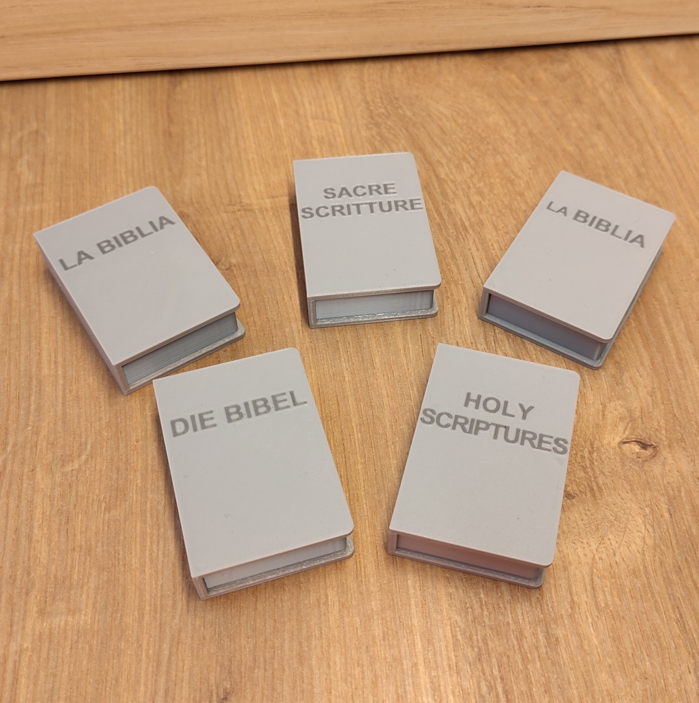 ein Bild von einem Pinguin der Hinterleuchtet ist.