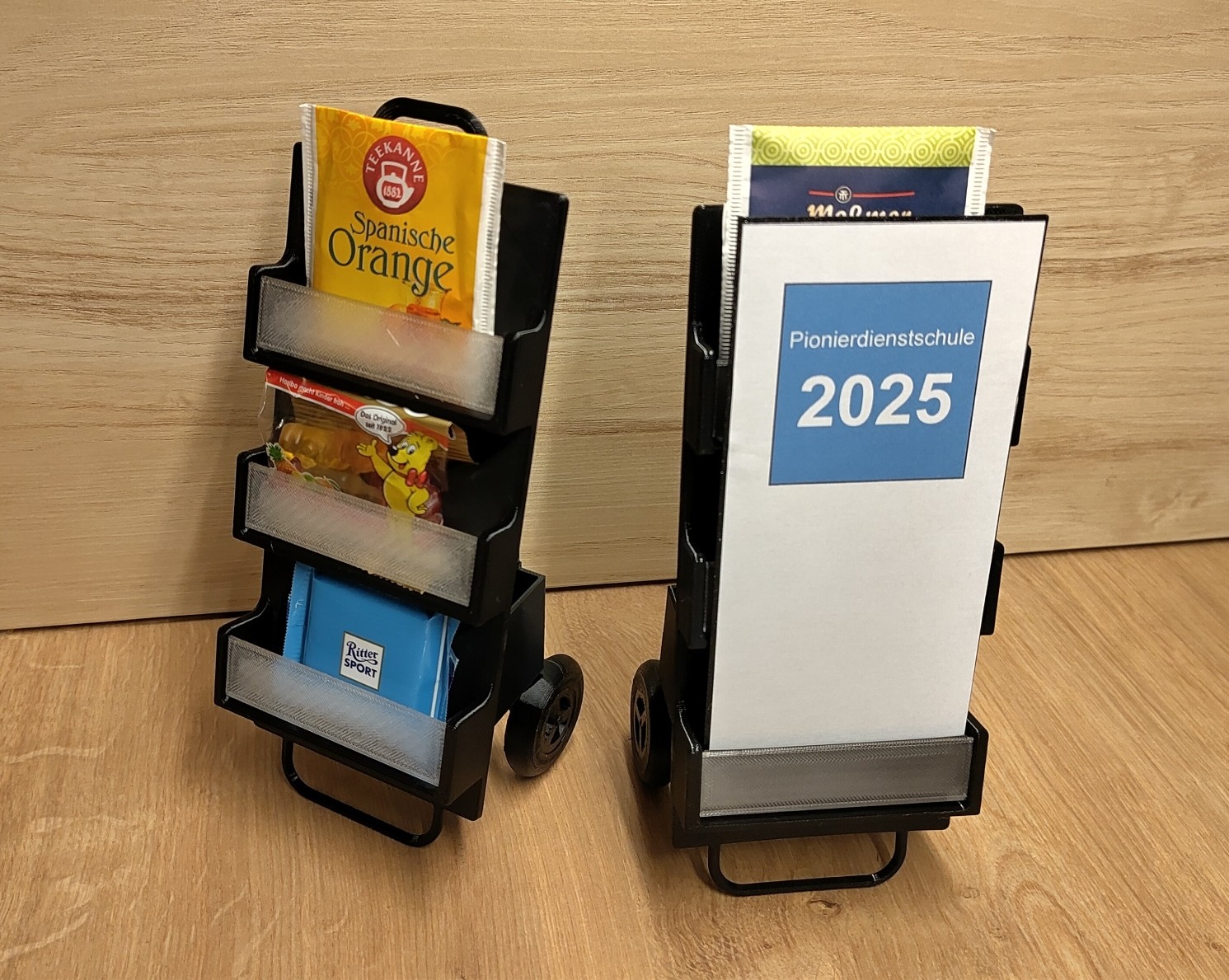 ein Bild von einem Pinguin der Hinterleuchtet ist.