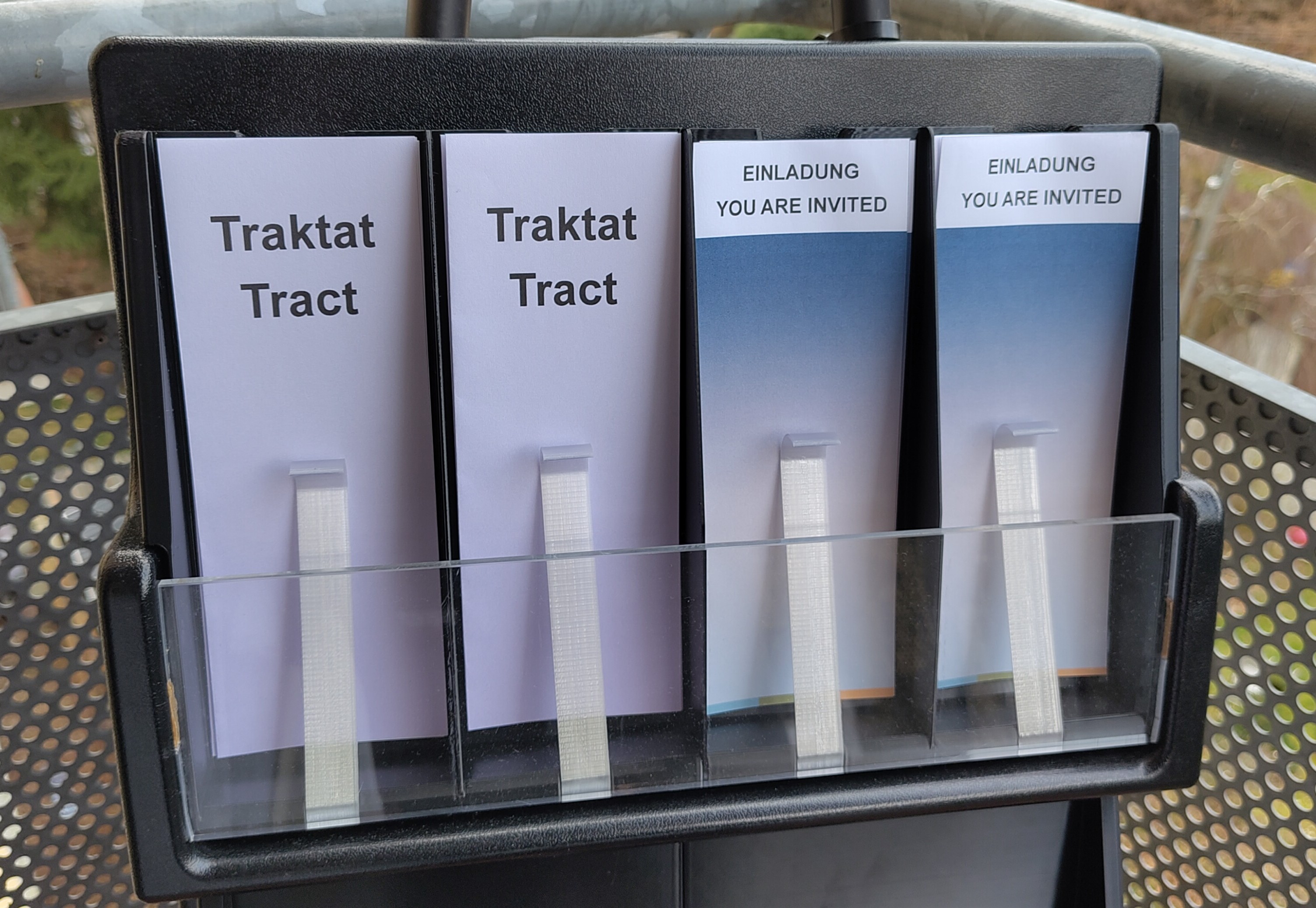 Foto eines gefüllten Traktathalters