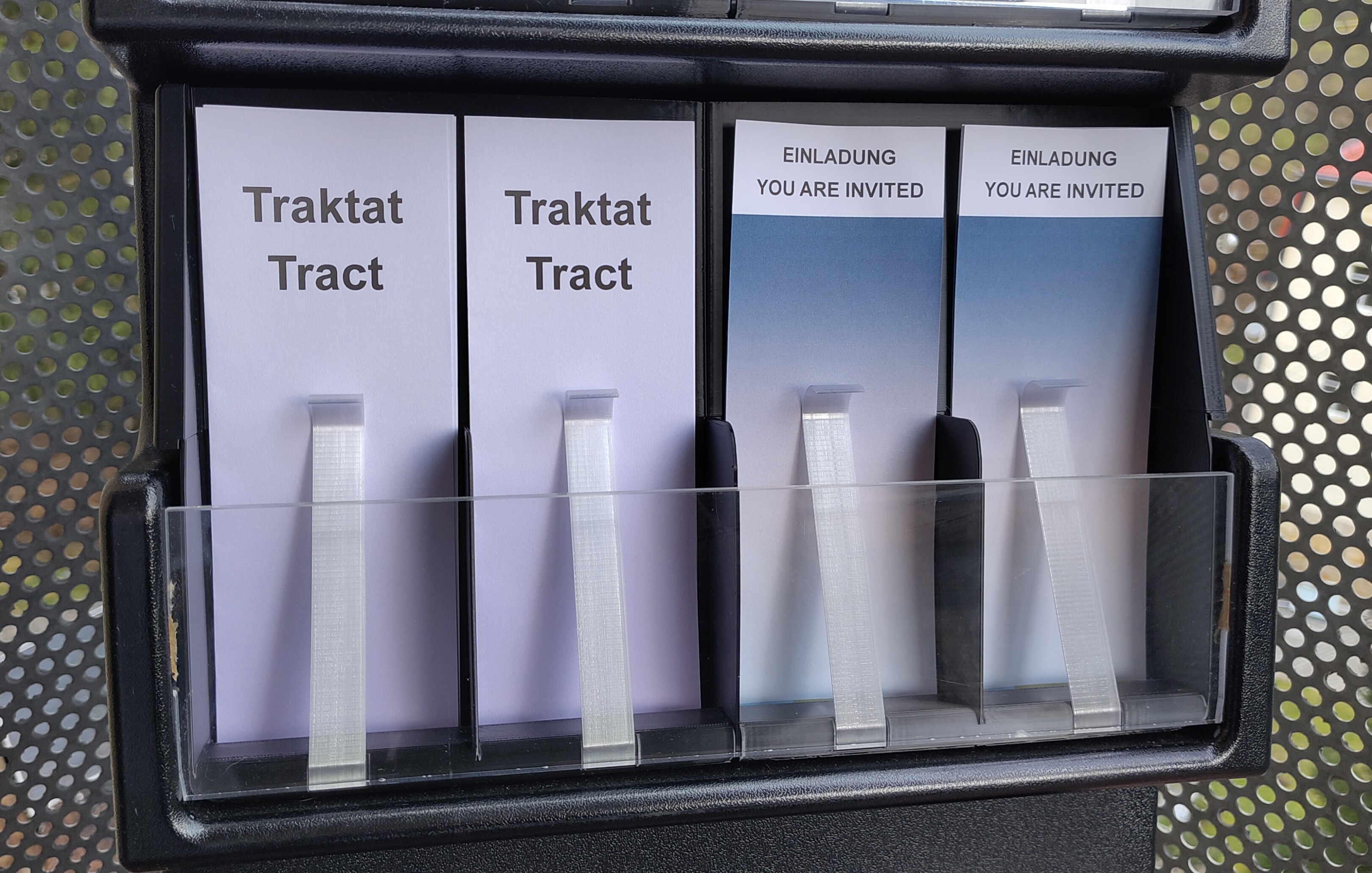 Foto eines gefüllten Traktathalters