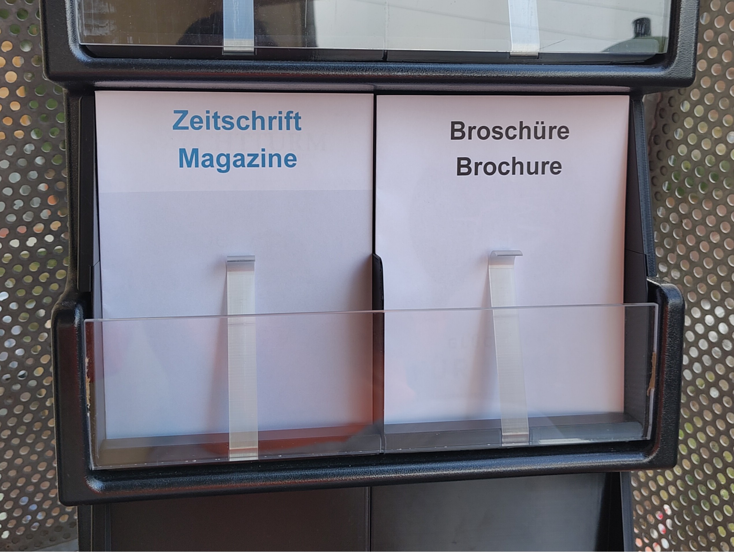 Foto eines gefüllten Zeitschriftenhalters